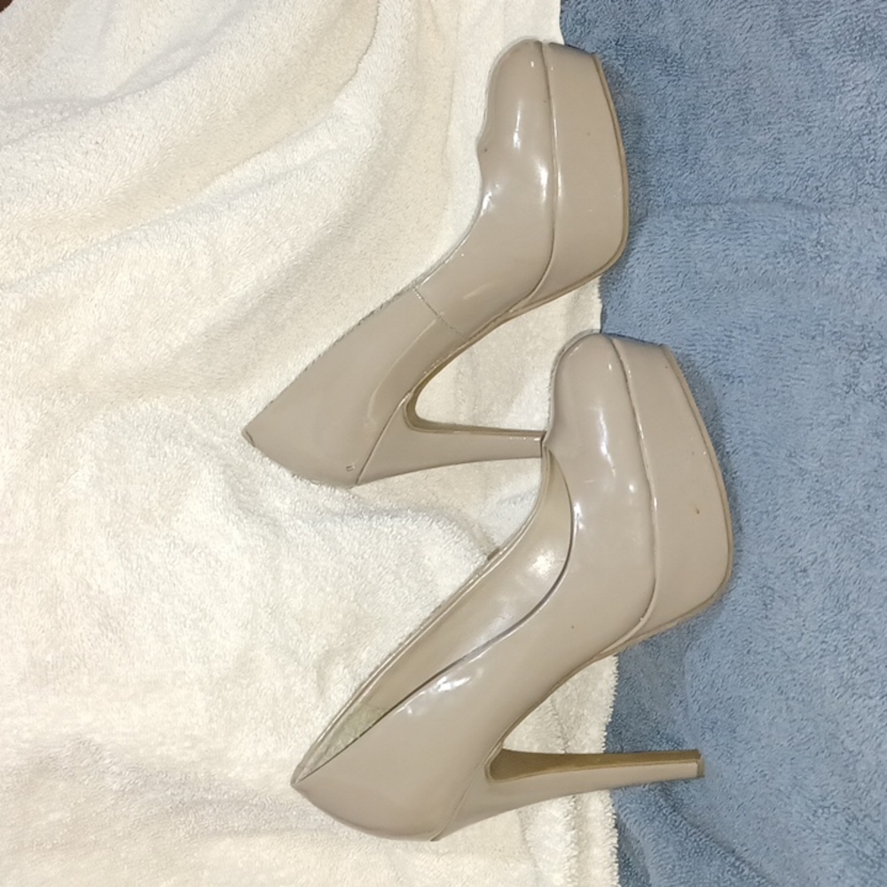 Guess platform Grey heels. Size 6M